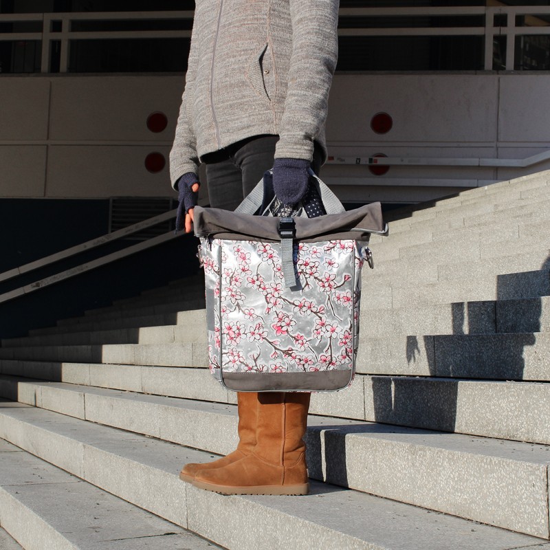 IKURI einseitige Fahrradtasche für Gepäckträger Satteltasche Einzeltasche Packtasche Modell Floral Damen wasserdicht aus Wachstuch abnehmbar mit Tragegurt zum Umhängen 