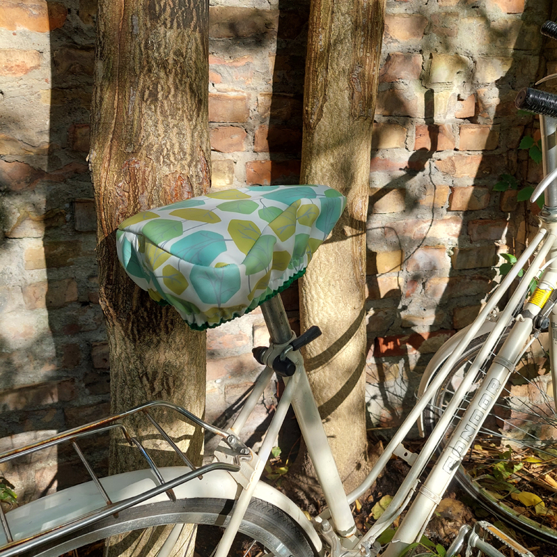 Damenrad mit Sattelbezug Bosque zwischen Bäumen