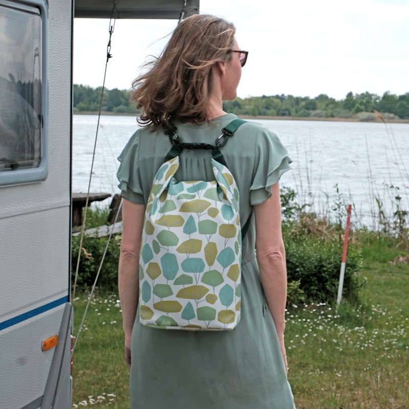 Frau trägt den Drybag Bosque als Rucksack am See