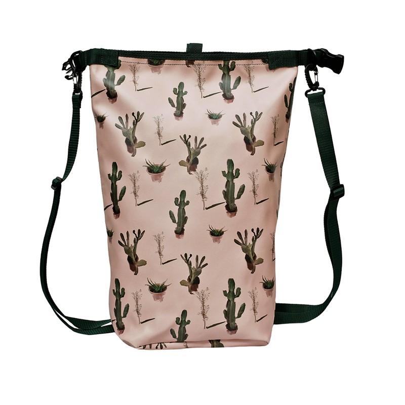 Drybag Cactus ausgerollt mit beiden Schultergurten