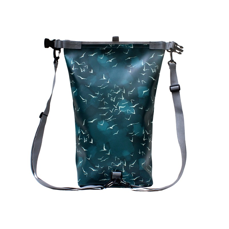 Drybag Marina ausgerollt mit beiden Schultergurten, Möwen-Print