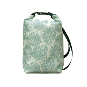 Drybag Monstera von Ikuri, wasserdichter Rucksack mit Monstera-Blättern in Mintgrün