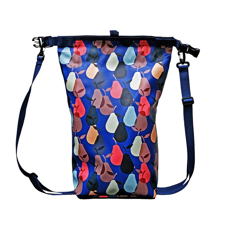 Drybag Peras blau ausgerollt mit beiden Schultergurten