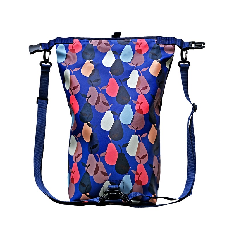 Rückseite des Ikuri Drybags Peras blau mit verstellbaren Gurten