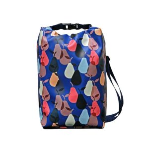 Drybag Peras blau von Ikuri, wasserdichter Rucksack mit bunten Birnen auf Blau
