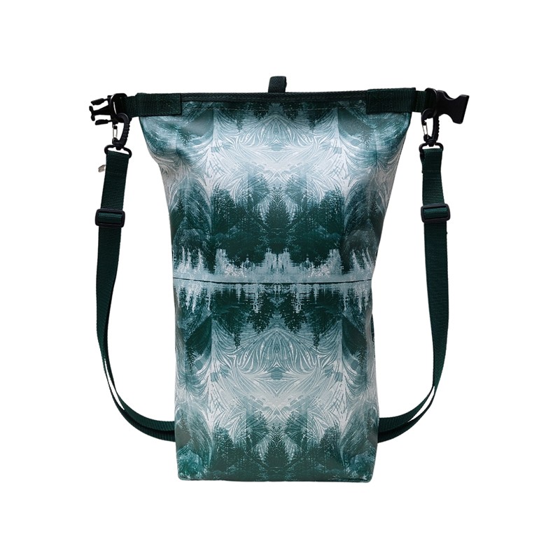 Drybag Pinos ausgerollt mit beiden Schultergurten, Tannen-Print