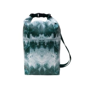 Drybag Pinos von Ikuri, wasserdichter Rucksack mit Wald-Motiv in Grün-Weiß