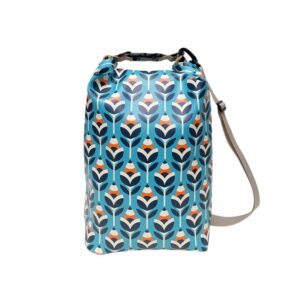Drybag Scandinavia von Ikuri, wasserdichter Rucksack im türkisen Retro-Muster