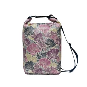 Drybag Veranillo von Ikuri, wasserdichter Rucksack mit Blumenmuster in Altrosa