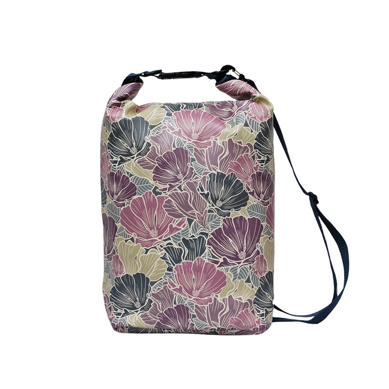 Drybag Veranillo von Ikuri, wasserdichter Rucksack mit Blumenmuster in Altrosa