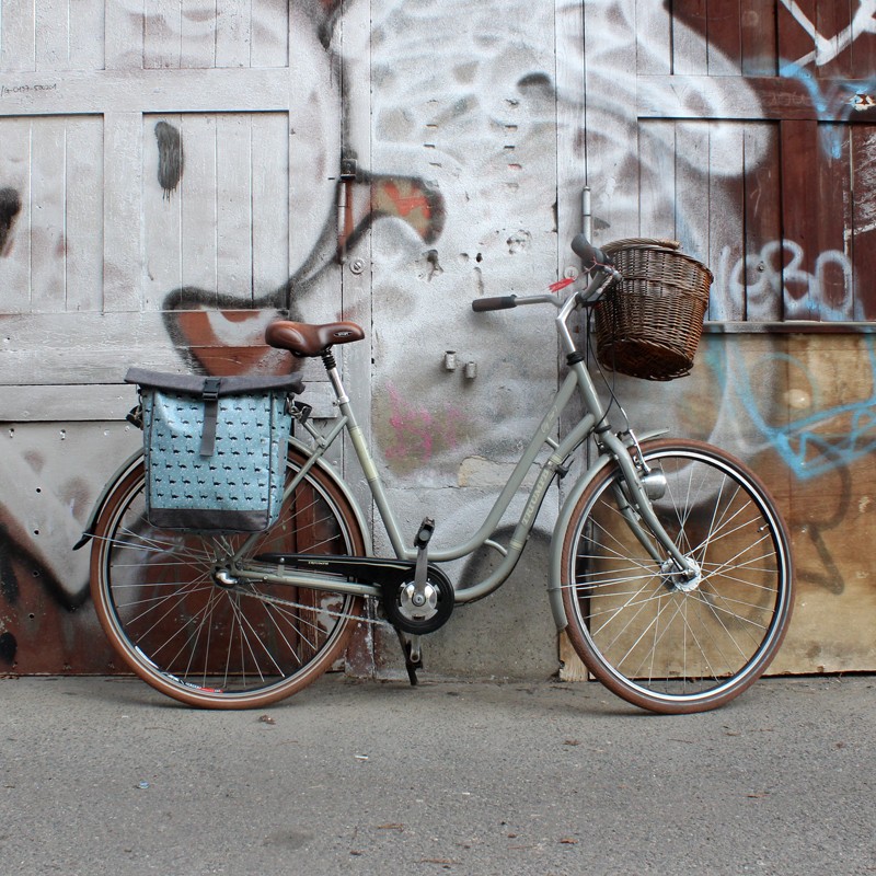 Fahrrad mit Seitentasche Avestruz vor einer bemalten Wand