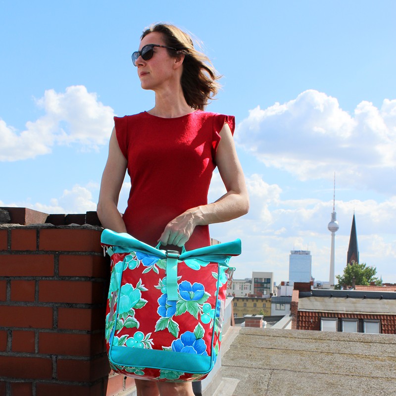 Frau mit Umhängetasche Capullo vor blauem Himmel