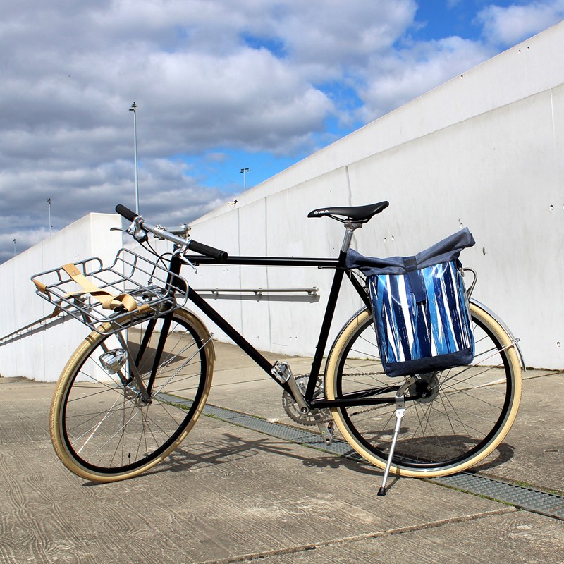 Fahrrad mit Seitentasche Indigo vor weißem Himmel