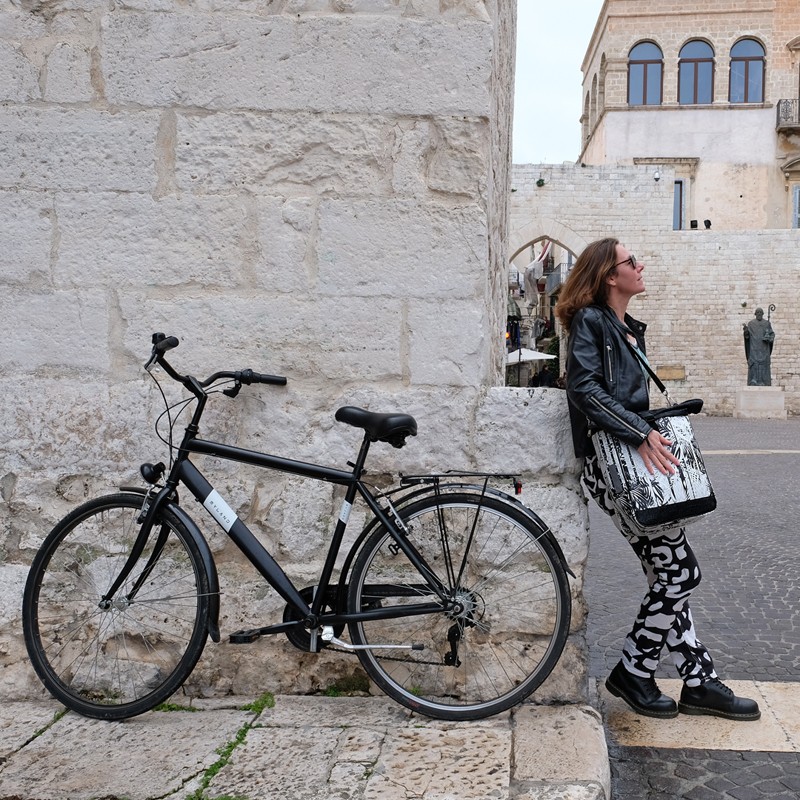Fahrrad mit Seitentasche Palmeras an einer Steinmauer