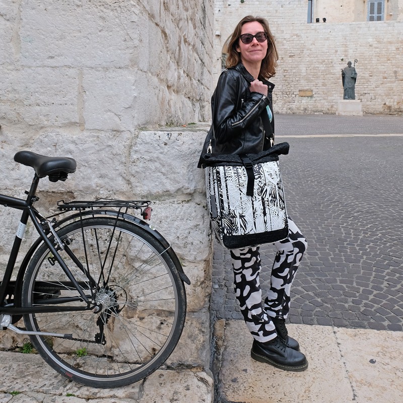 Frau trägt die Umhängetasche Palmeras neben ihrem Fahrrad