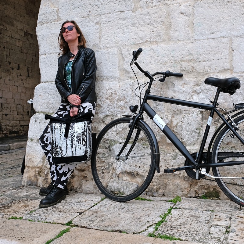 Frau mit Fahrrad und Tasche Palmeras in der Altstadt