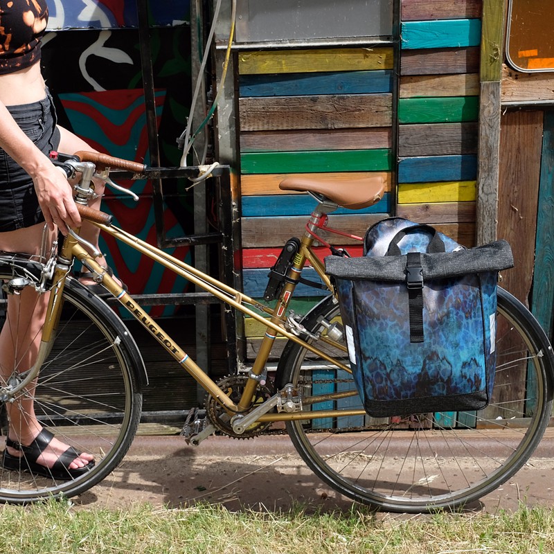 Fahrrad mit Seitentasche Pantera vor einer bunten Wand