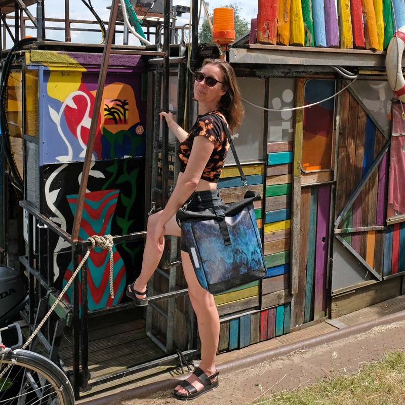 Frau hängt die Fahrradtasche Pantera an den Gepäckträger