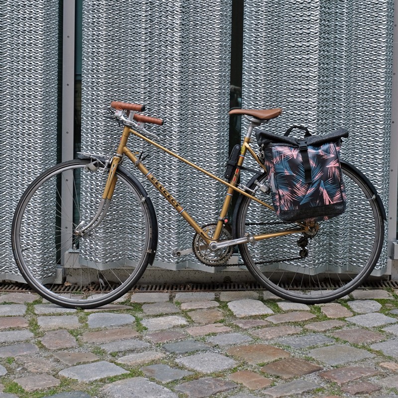 Fahrrad mit Seitentasche Retro Palma vor einer Wand