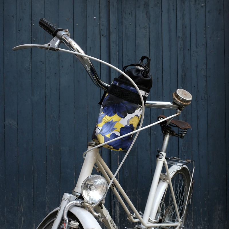 Flaschentasche Azucena am Fahrradlenker montiert