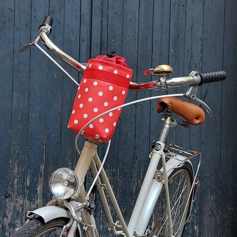 Flaschentasche Lunares rot am Fahrradlenker montiert