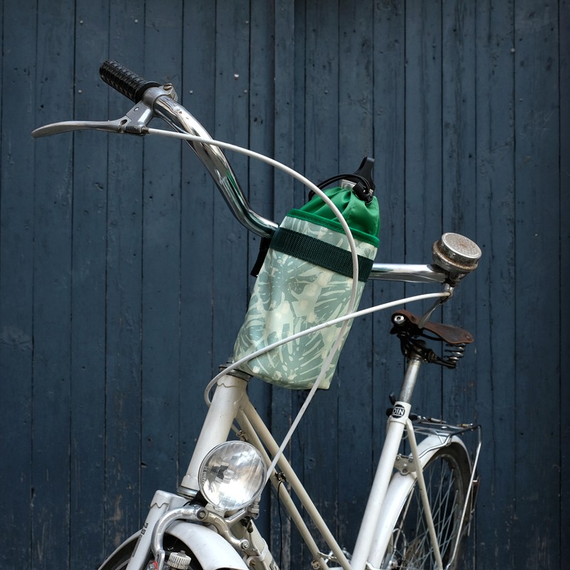 Flaschentasche Monstera am Fahrradlenker montiert