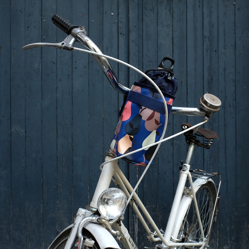Flaschentasche Peras blau am Fahrradlenker montiert