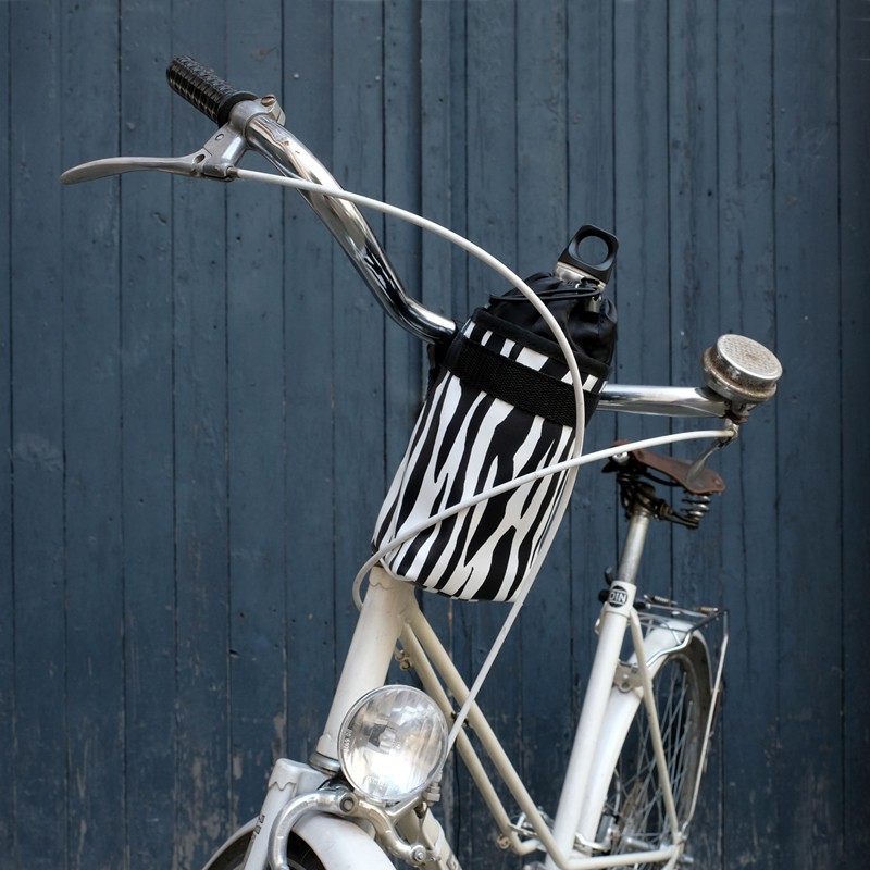 Flaschentasche Zebra am Fahrradlenker montiert
