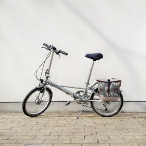 Kleine Fahrradtasche Animals am Gepäckträger eines Klapprads