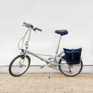 Kleine Fahrradtasche Arcoiris am Gepäckträger eines Klapprads