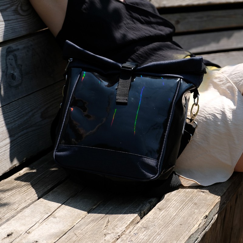 Frau unterwegs mit kleiner Fahrradtasche Arcoiris