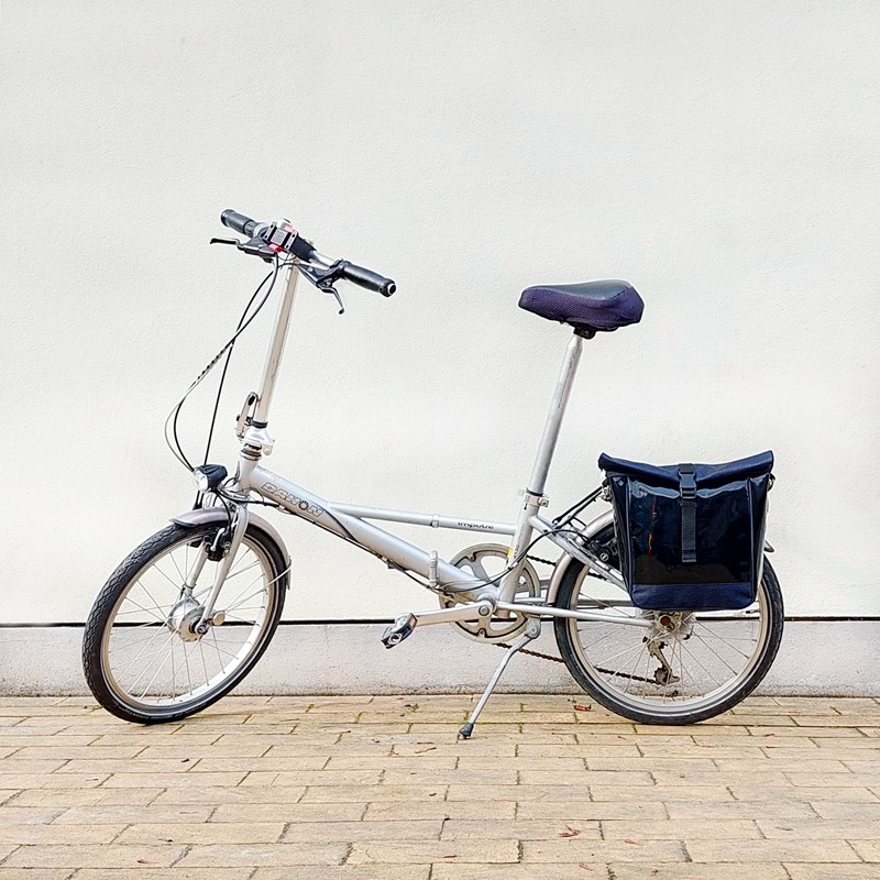 Kleine Fahrradtasche Arcoiris am Gepäckträger eines Klapprads