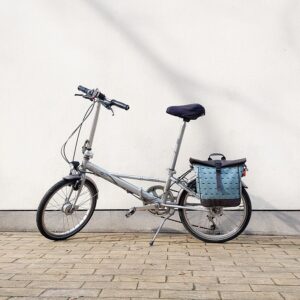 Kleine Fahrradtasche Avestruz am Gepäckträger eines Klapprads
