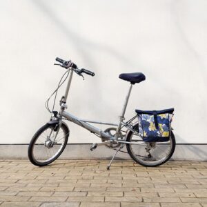 Kleine Fahrradtasche Azucena am Gepäckträger eines Klapprads
