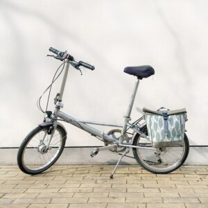 Kleine Fahrradtasche Banana Leafs am Gepäckträger eines Klapprads