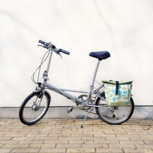 Kleine Fahrradtasche Bosque am Gepäckträger eines Klapprads