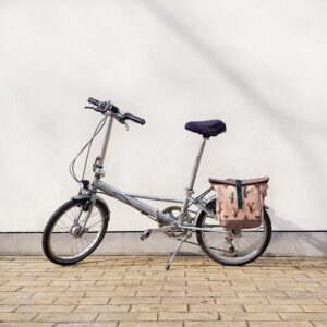 Kleine Fahrradtasche Cactus am Gepäckträger eines Klapprads
