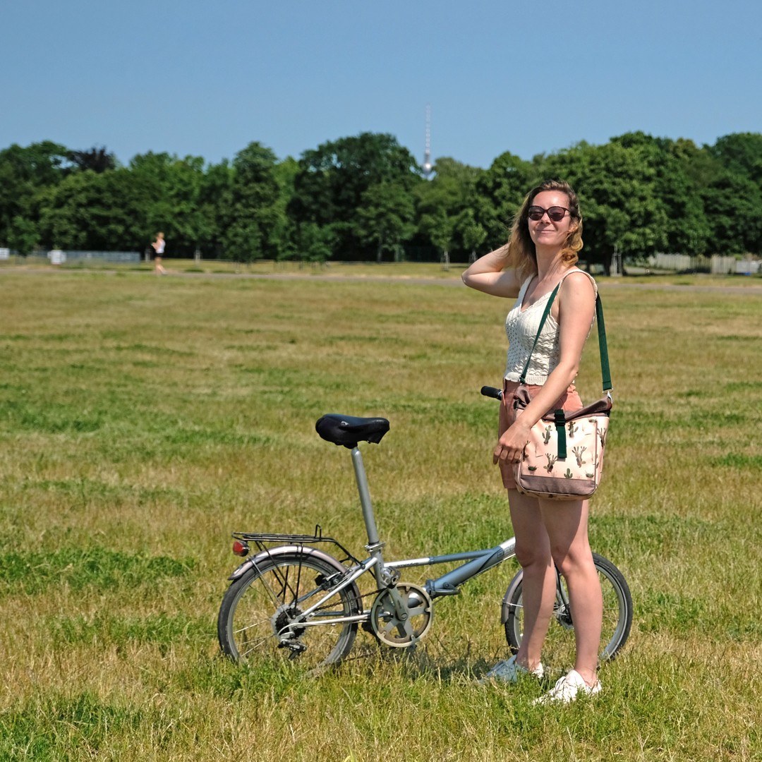 Frau mit kleiner Fahrradtasche Cactus am Klapprad