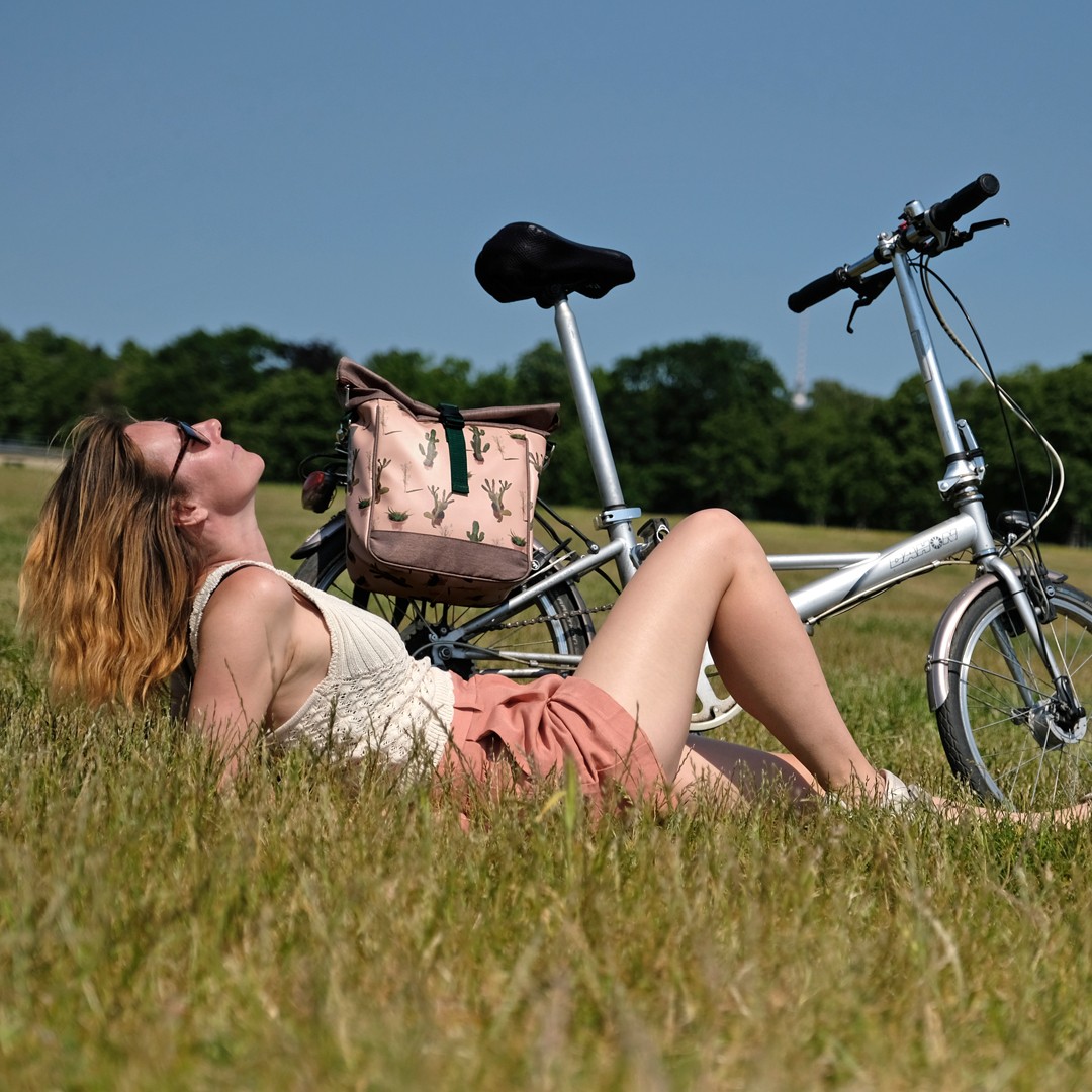 Frau unterwegs mit kleiner Fahrradtasche Cactus