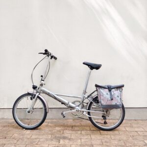 Kleine Fahrradtasche Magnolia am Gepäckträger eines Klapprads