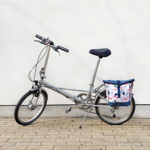 Kleine Fahrradtasche Pajaros am Gepäckträger eines Klapprads