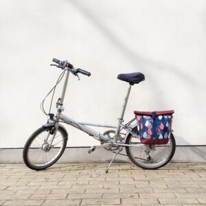Kleine Fahrradtasche Peras blau am Gepäckträger eines Klapprads