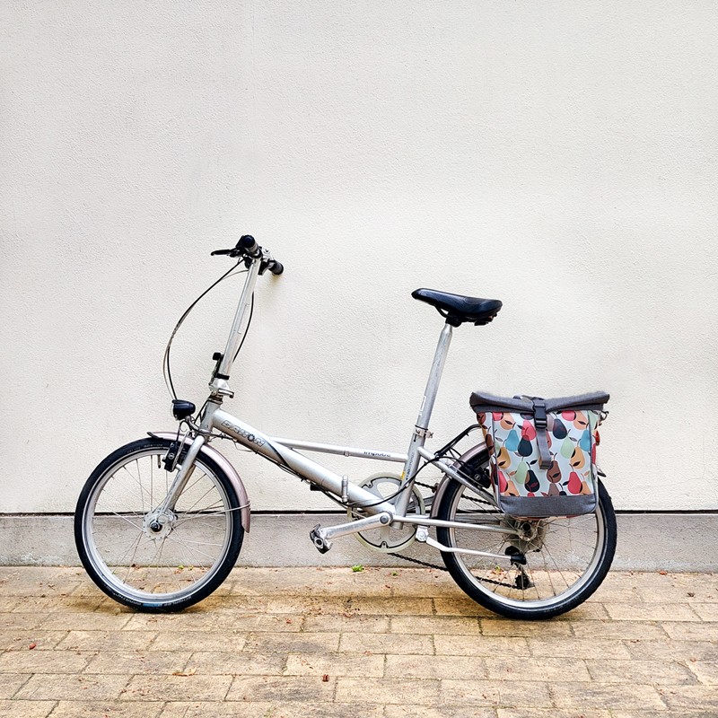 Kleine Fahrradtasche Peras am Gepäckträger eines Klapprads