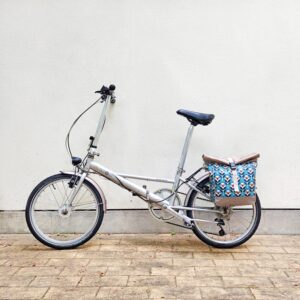 Kleine Fahrradtasche Scandinavia am Gepäckträger eines Klapprads