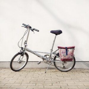 Kleine Fahrradtasche Veranillo am Gepäckträger eines Klapprads