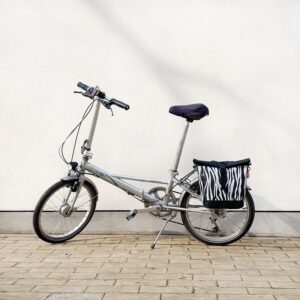 Kleine Fahrradtasche Zebra am Gepäckträger eines Klapprads