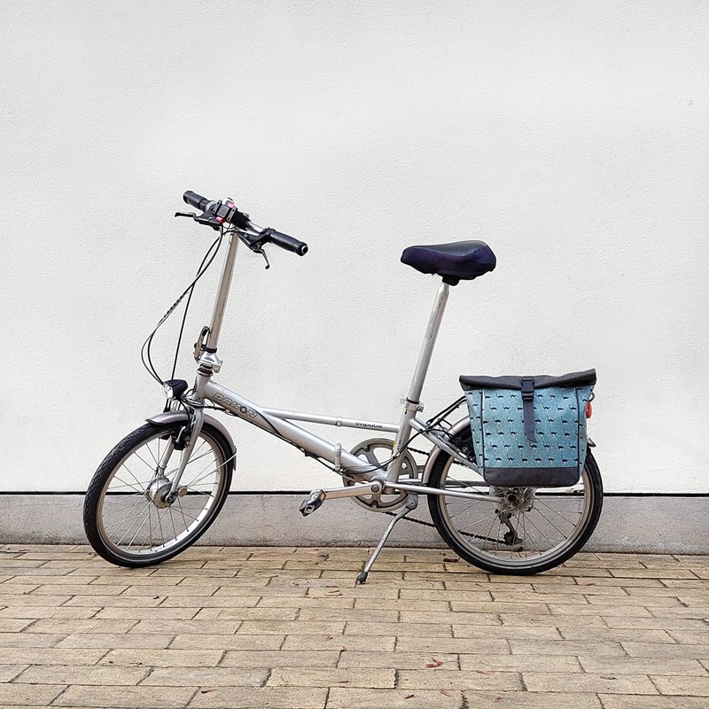 Klapprad mit kleiner Fahrradtasche Avestruz am Gepäckträger