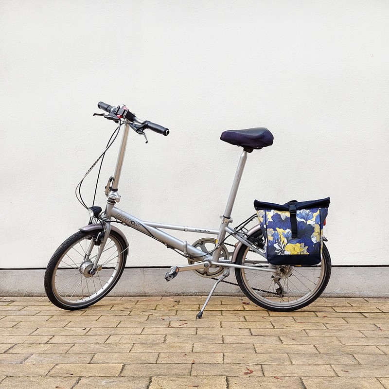 Klapprad mit kleiner Fahrradtasche Azucena am Gepäckträger