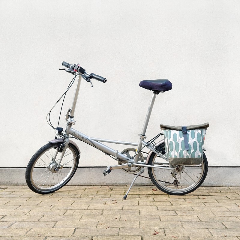 Klapprad mit kleiner Fahrradtasche Banana Leaf am Gepäckträger