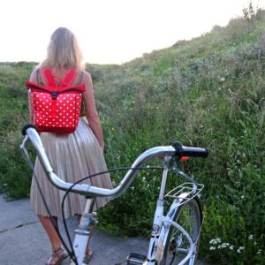 Kleiner Rucksack Damen Lunares rot von Ikuri, getragen am Fahrrad